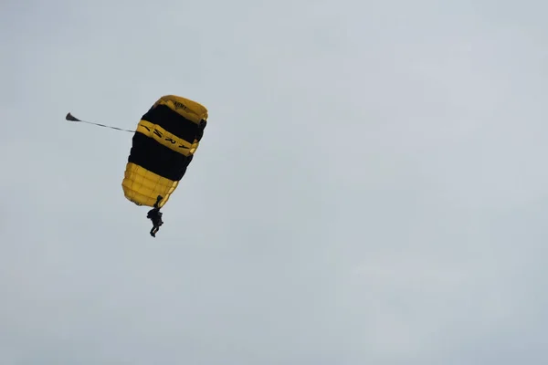 Parachutist in de hemel op een bewolkte dag — Stockfoto