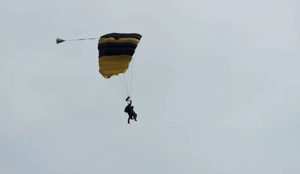 Parachutist in the sky on a cloudy day — Stock Photo, Image