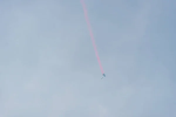 Bulutlu bir günde Gökteki paraşütçü — Stok fotoğraf