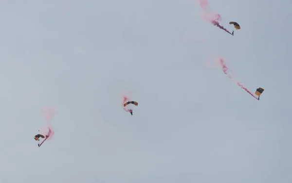 Paraquedistas no céu em um dia nublado — Fotografia de Stock