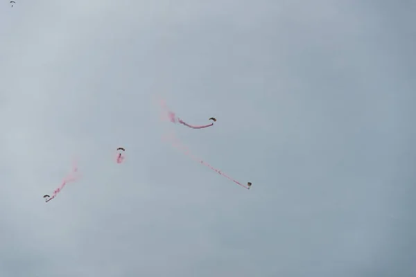 Bulutlu bir günde Gökteki paraşütçü — Stok fotoğraf