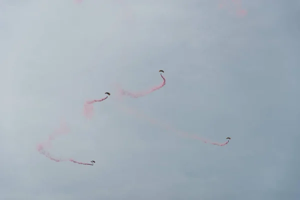 Paracadutista nel cielo in una giornata nuvolosa — Foto Stock