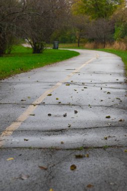 Kasım ayında sonbahar parkta bisiklet yolu