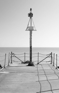 Büyük metal elektrik direğine Michigan Gölü