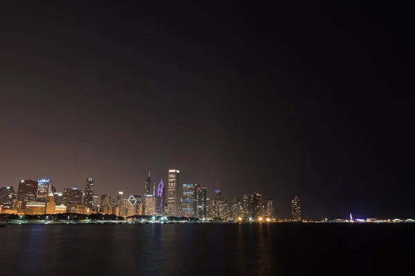 Luzes da noite de verão Chicago Downtown horizonte — Fotografia de Stock