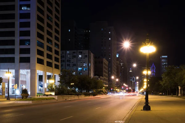 Luces de la noche de verano Chicago Downtown streets — Foto de Stock
