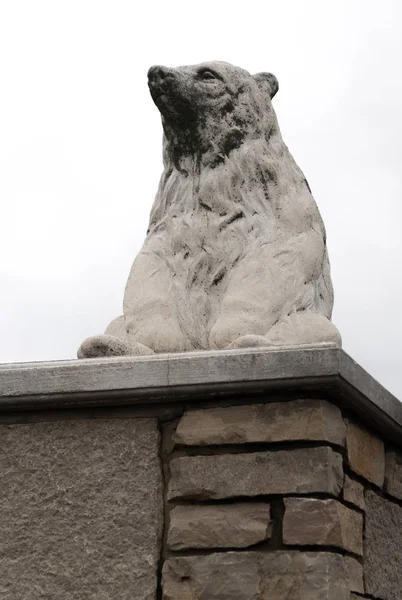 Pequena estátua de urso de pedra branca em um zoológico — Fotografia de Stock