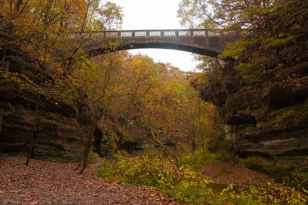 Büyük taş köprü sonbaharda renkli parklarda — Stok fotoğraf