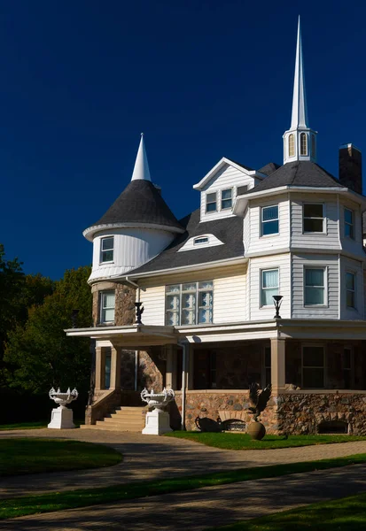 Casa blanca grande con picos en el techo — Foto de Stock