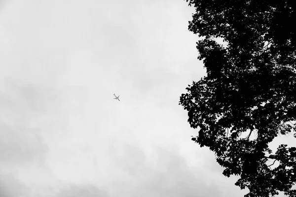 Большой самолет над облаками в небе — стоковое фото