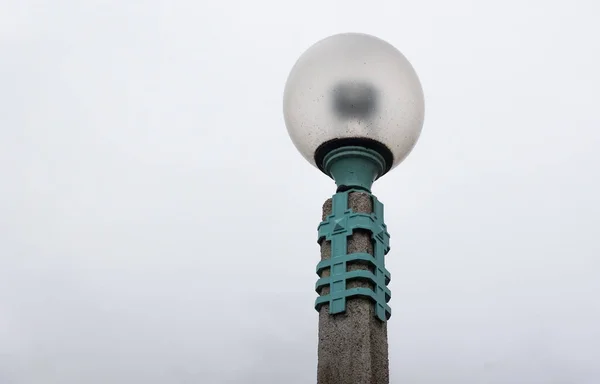 Lâmpada grande no parque em um dia nublado — Fotografia de Stock
