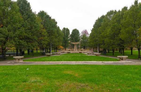 Parque de la ciudad en Chicago con una gran fuente — Foto de Stock