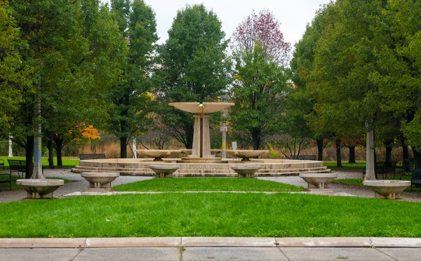 Parque de la ciudad en Chicago con una gran fuente — Foto de Stock