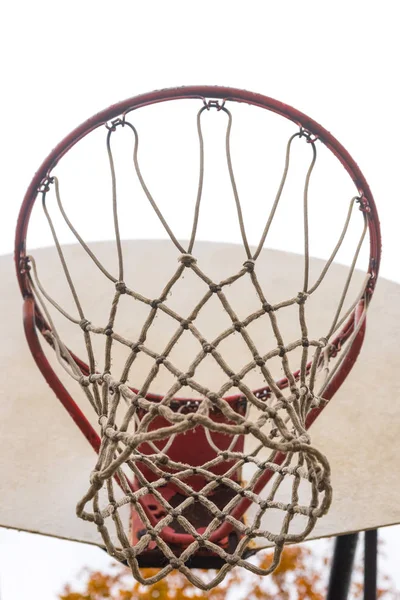 Красное Металлическое Баскетбольное Кольцо Парке — стоковое фото