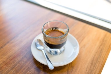ahşap bir masa üzerinde espresso fincan