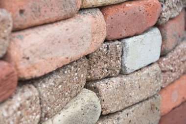 Kırmızı ve turuncu tuğla birbiri yığılmış