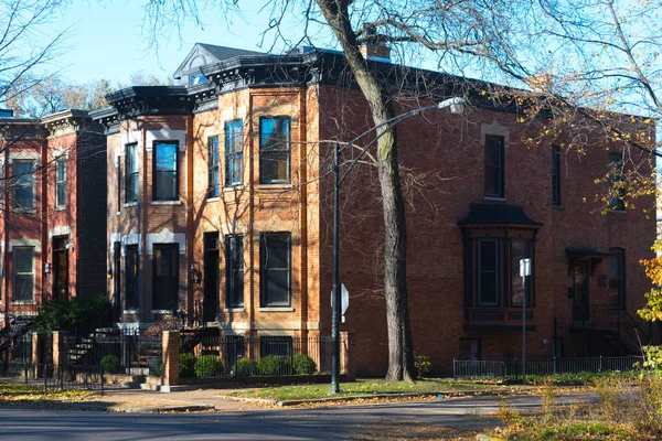Bir Chicago sokakta tuğla çift yönlü binalar