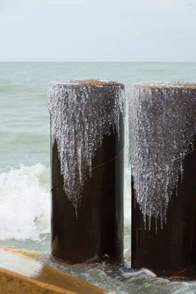 Agua congelada en una tubería metálica procedente del lago —  Fotos de Stock