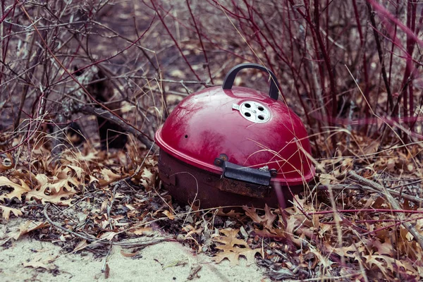 Parrilla vieja de metal rojo olvidada en un parque —  Fotos de Stock