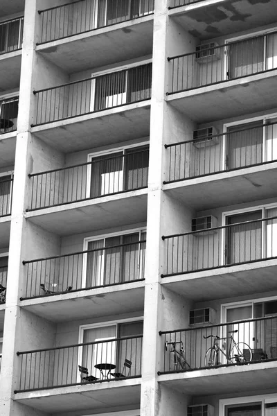 Grande edificio su una strada di Madison, Wisconsin — Foto Stock