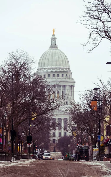 Capiton en el centro de Madison, Wisconsin, EE.UU. — Foto de Stock