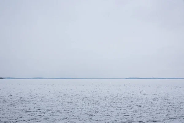 Syn på en frusen sjö täckt av snö i Madison, Wisconsin — Stockfoto