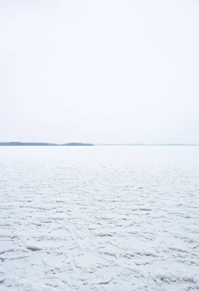 Pohled na zamrzlé jezero pod sněhem v Madison, Wisconsin — Stock fotografie