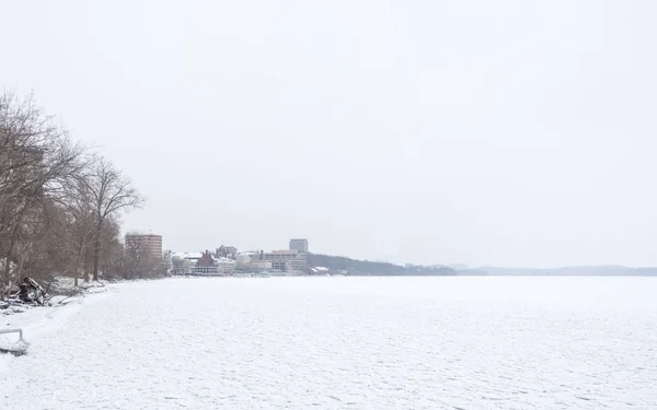 Vista de um lago congelado coberto de neve em Madison, Wisconsin — Fotografia de Stock