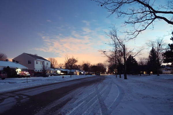 Illinois banliyölerinde bir kış gecesi kar kaplı