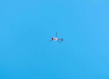 Büyük helikopter mavi gökyüzünde uçar