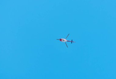 Büyük helikopter mavi gökyüzünde uçar