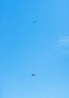 Büyük helikopter mavi gökyüzünde uçar