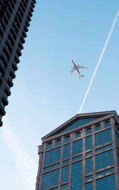 Chicago binalar üzerinde büyük beyaz uçak uçar
