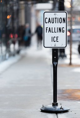 Bir sokakta düşen buz işareti dikkat