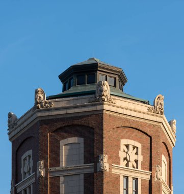 Büyük bir sokaktan Chicago şehir görünümünde bina