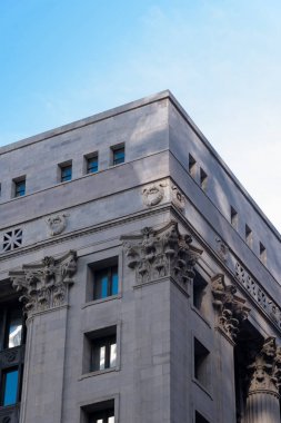 Büyük bir sokaktan Chicago şehir görünümünde bina