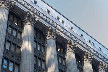 Büyük bir sokaktan Chicago şehir görünümünde bina