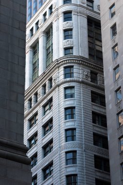 Büyük bir sokaktan Chicago şehir görünümünde bina