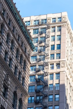 Büyük bir sokaktan Chicago şehir görünümünde bina