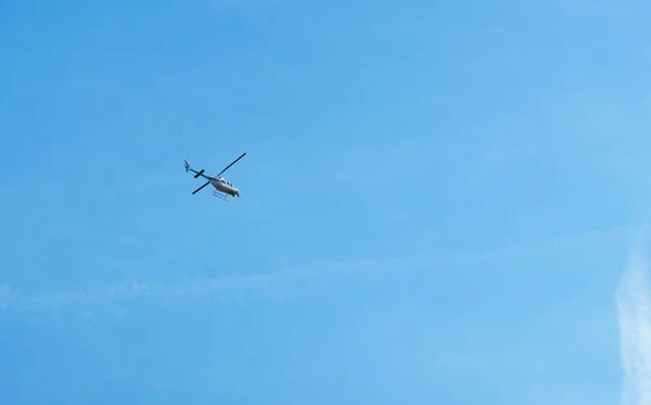 Gros Hélicoptère Vole Dans Ciel Bleu — Photo