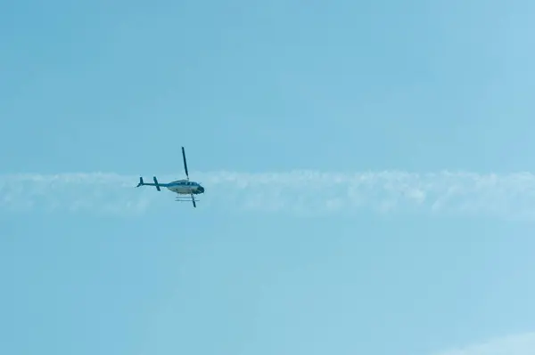 Большой Вертолет Летит Голубом Небе — стоковое фото