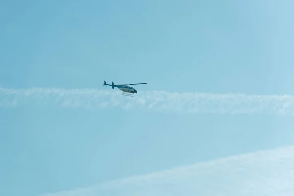 Gros Hélicoptère Vole Dans Ciel Bleu — Photo