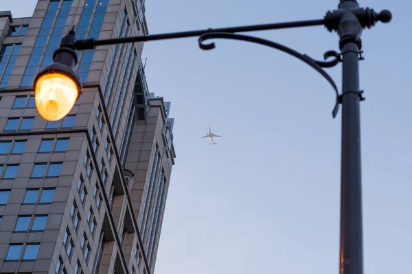Duży Biały Samolot Leci Nad Chicago Budynków — Zdjęcie stockowe