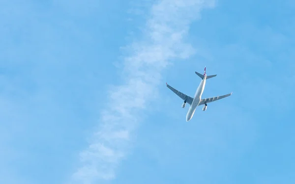 Duży Biały Samolot Leci Niebieskim Niebie — Zdjęcie stockowe