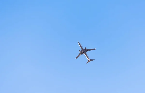 Duży Biały Samolot Leci Niebieskim Niebie — Zdjęcie stockowe