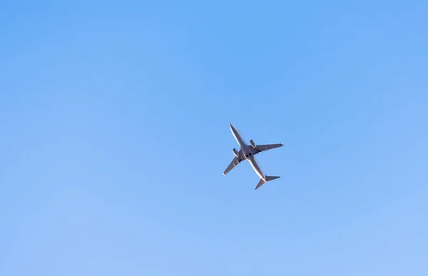 Grand Avion Blanc Vole Dans Ciel Bleu — Photo