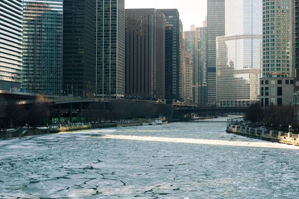 冷凍シカゴ川の壊れた氷 — ストック写真