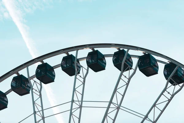 Grande Roue Bleue Blanche Dans Une Ville — Photo