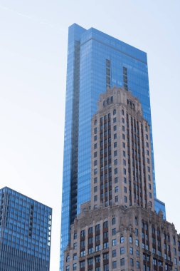 Büyük bir sokaktan Chicago şehir görünümünde bina