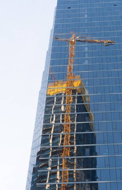 Büyük bir sokaktan Chicago şehir görünümünde bina